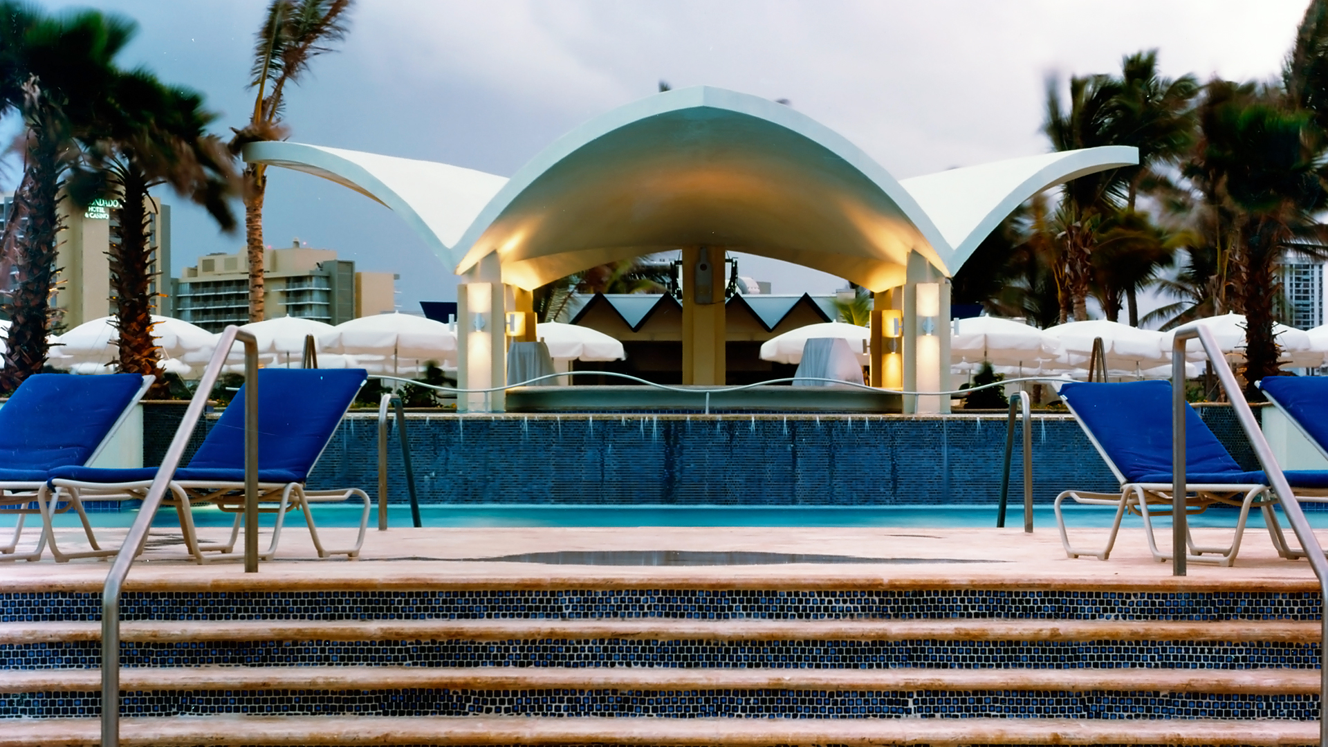 caribe-hilton-pool-bar